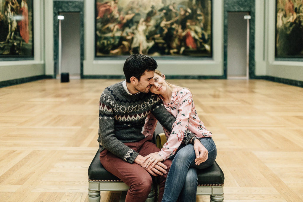 Portrait couple Musée du Louvre Grande Galerie peintures — Pierre Atelier photographe couple Paris