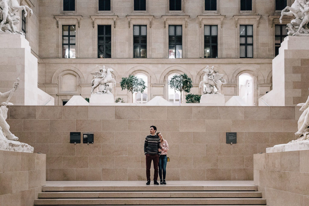 Couple friday wear Grande Galerie Louvre Paris nocturne — Pierre Atelier photographe