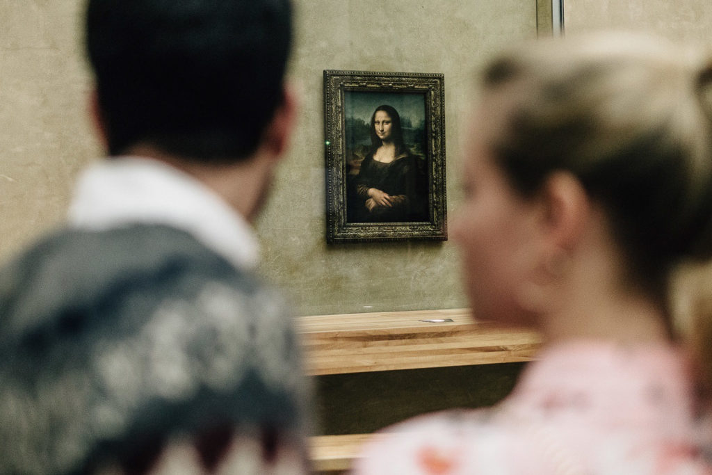 Séance photo couple salles peinture Louvre vendredi soir — Pierre Atelier photographe Paris