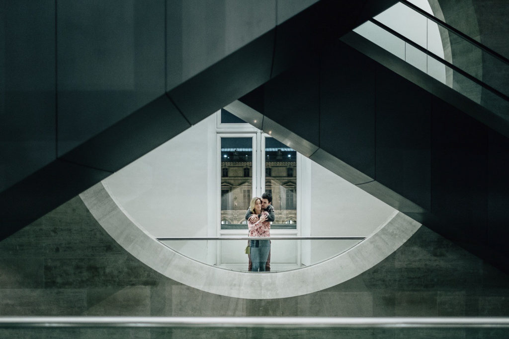 Portrait intime couple Louvre Grande Galerie lumière œuvres — Pierre Atelier photographe couple