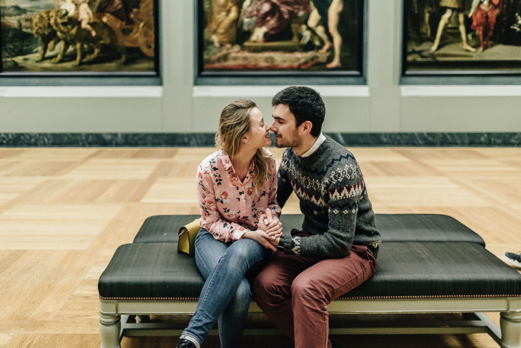 Portrait couple Joconde Musée du Louvre nocturne Paris — Pierre Atelier photographe couple Paris
