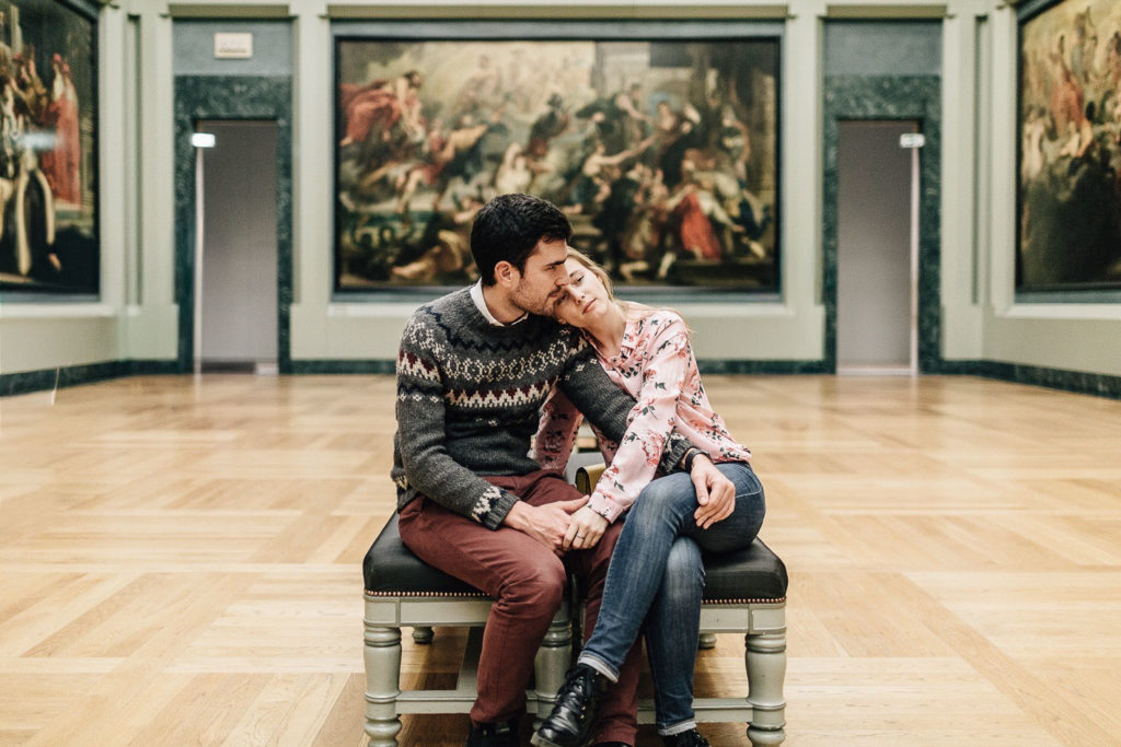 Couple friday wear devant Joconde Louvre Paris vendredi — Pierre Atelier photographe
