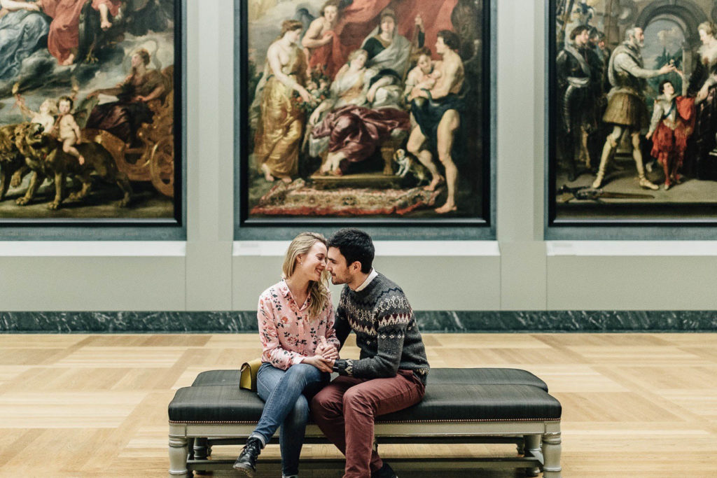 Portrait intime couple Joconde Louvre salle déserte nocturne — Pierre Atelier photographe couple