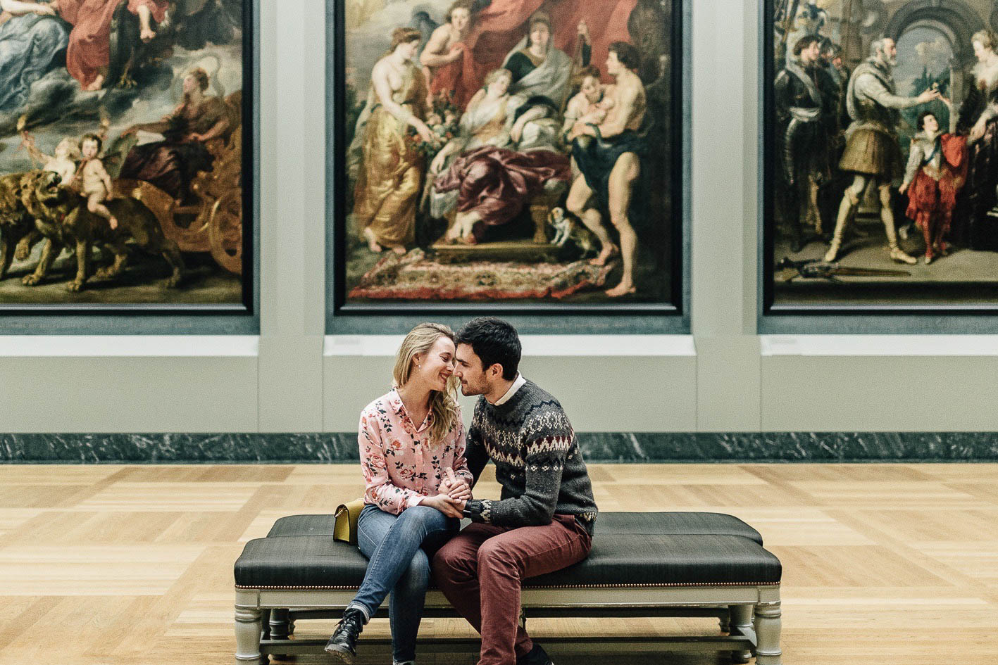 Portrait intime couple Joconde Louvre salle déserte nocturne — Pierre Atelier photographe couple
