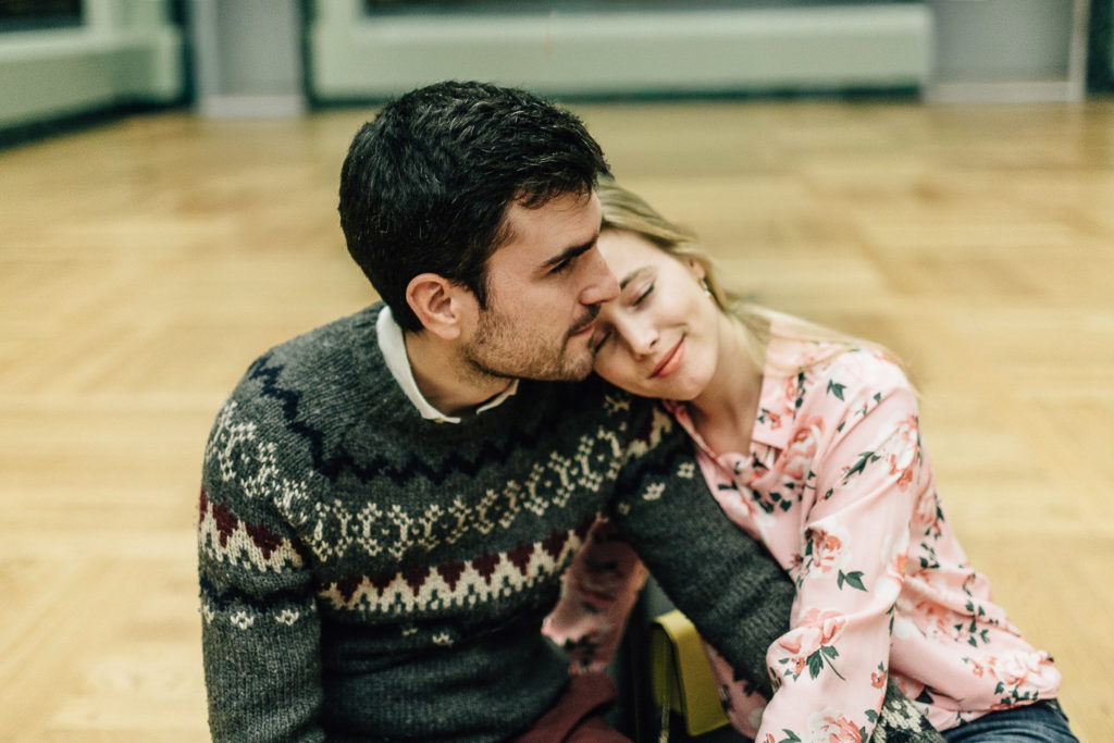 Couple friday wear salles peinture Musée Louvre — Pierre Atelier photographe