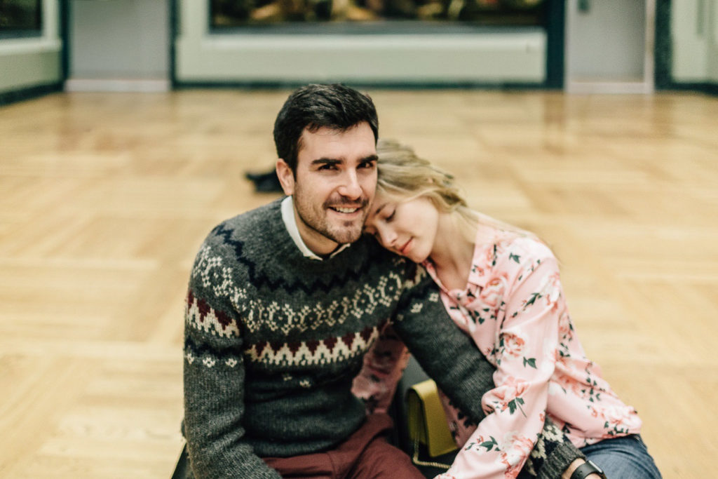 Séance photo couple musée Louvre lumière directionnelle Paris — Pierre Atelier photographe couple