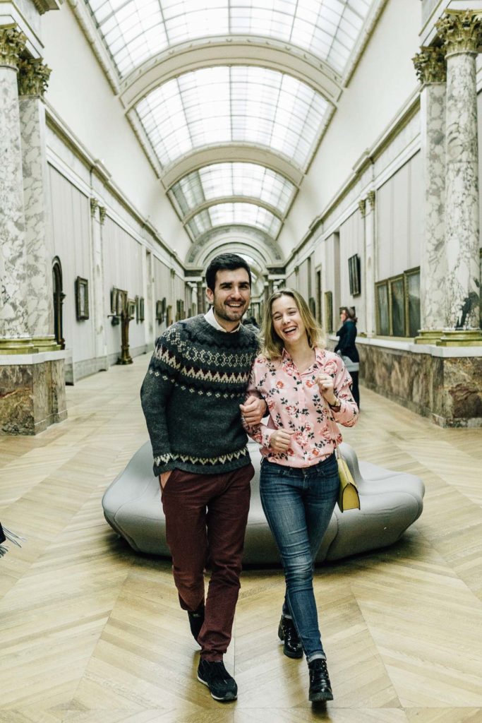 Portrait romantique couple Louvre salles peinture nocturne — Pierre Atelier photographe