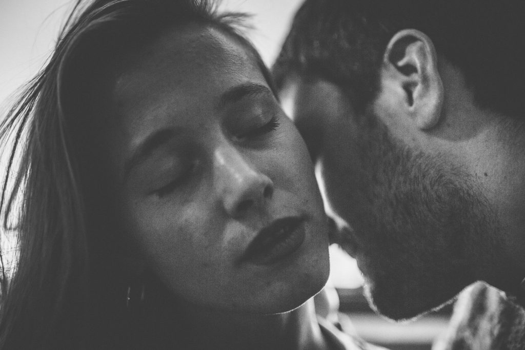 Portrait intime couple Musée du Louvre nocturne Paris — Pierre Atelier photographe couple