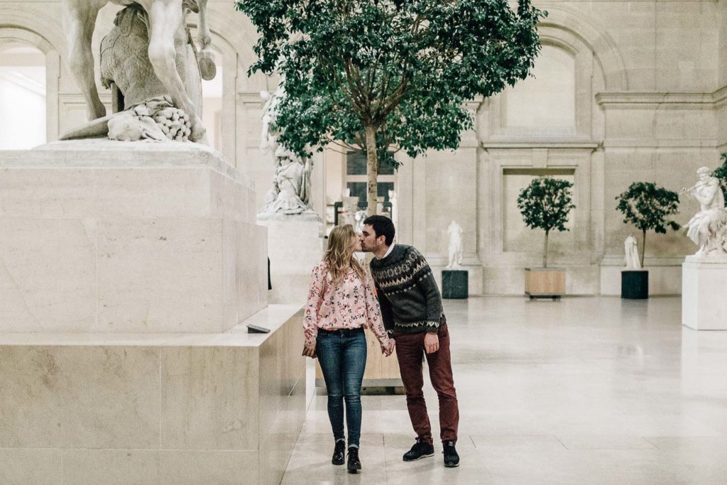Couple élégant décontracté Louvre Paris nocturne — Pierre Atelier photographe couple Paris