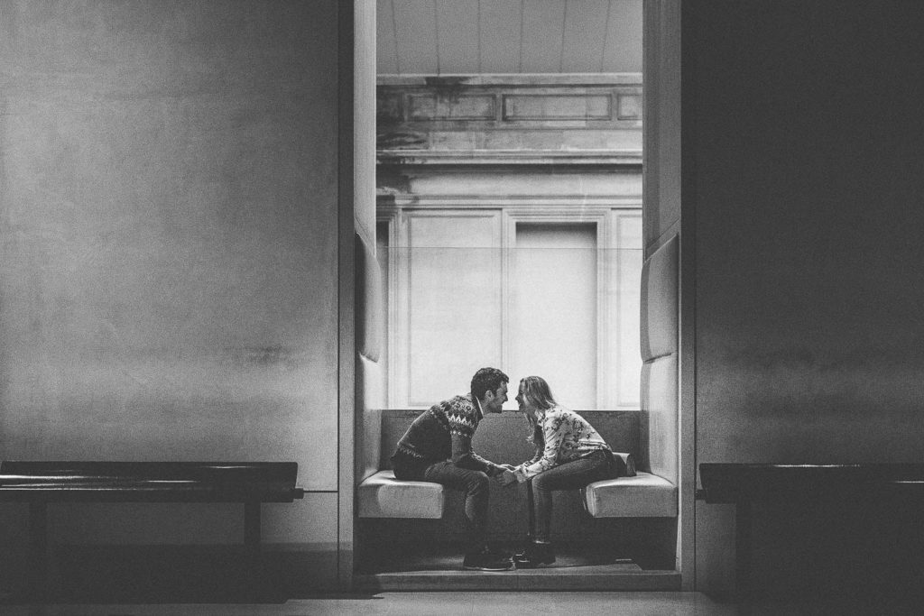 Portrait couple friday wear Musée Louvre lumière tableau — Pierre Atelier photographe