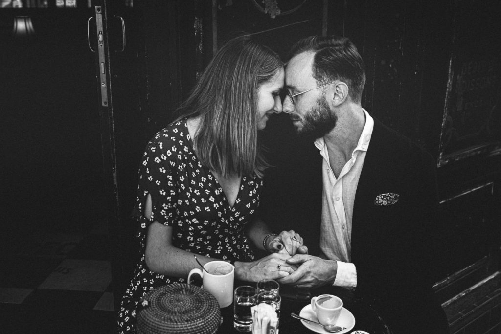 Portrait couple moderne pont Seine Paris lumière — Pierre Atelier photographe