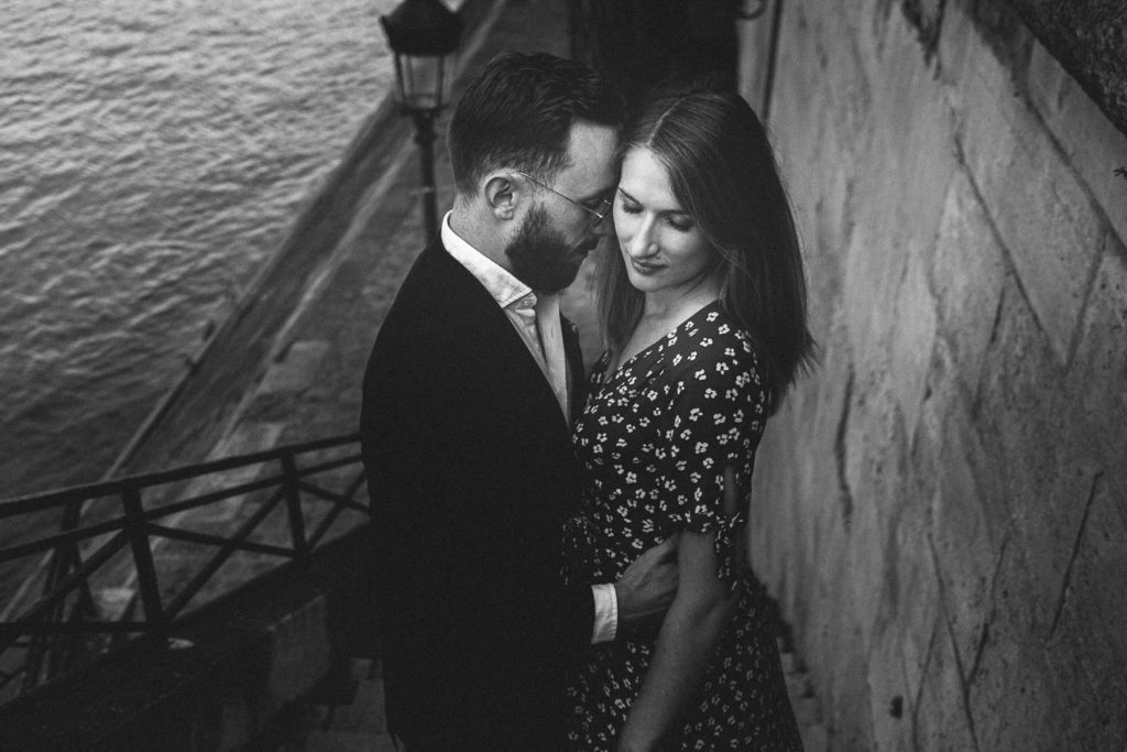 Golden hour couple quais Seine Paris reflets lumière — Pierre Atelier photographe couple