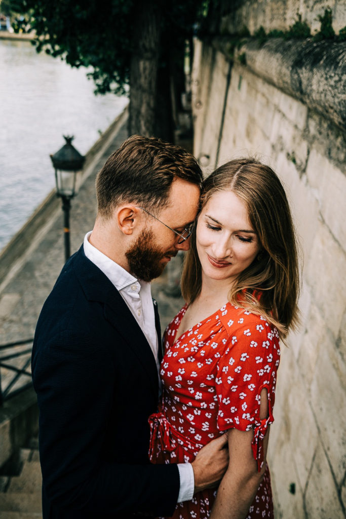 Portrait couple lumière dorée quais Seine Île Saint-Louis — Pierre Atelier photographe