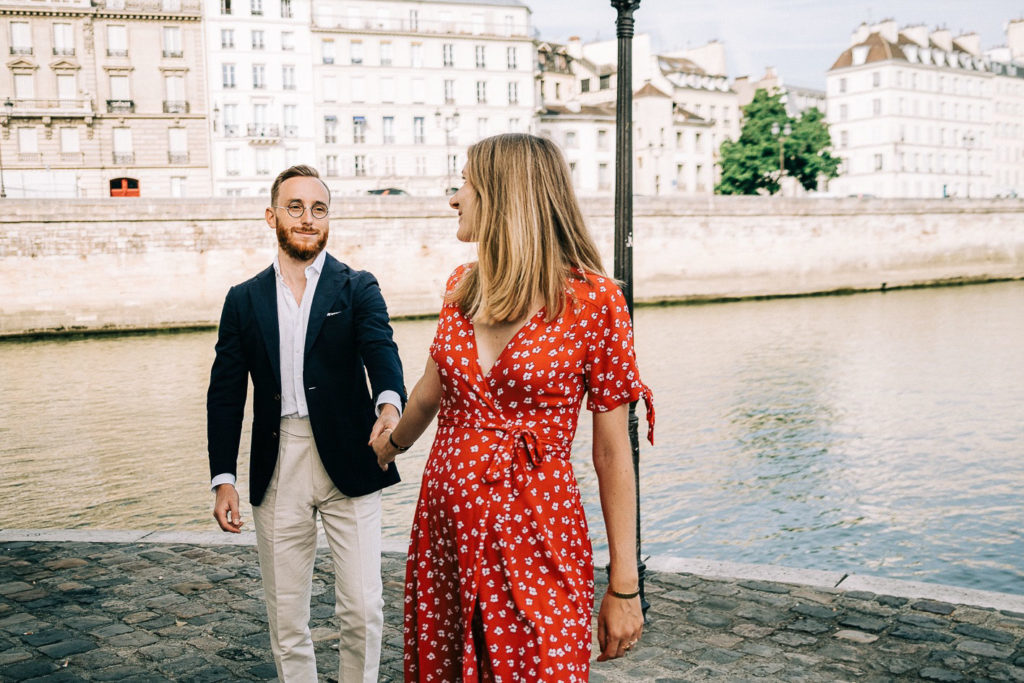 Séance couple golden hour bords Seine Paris — Pierre Atelier photographe couple Paris