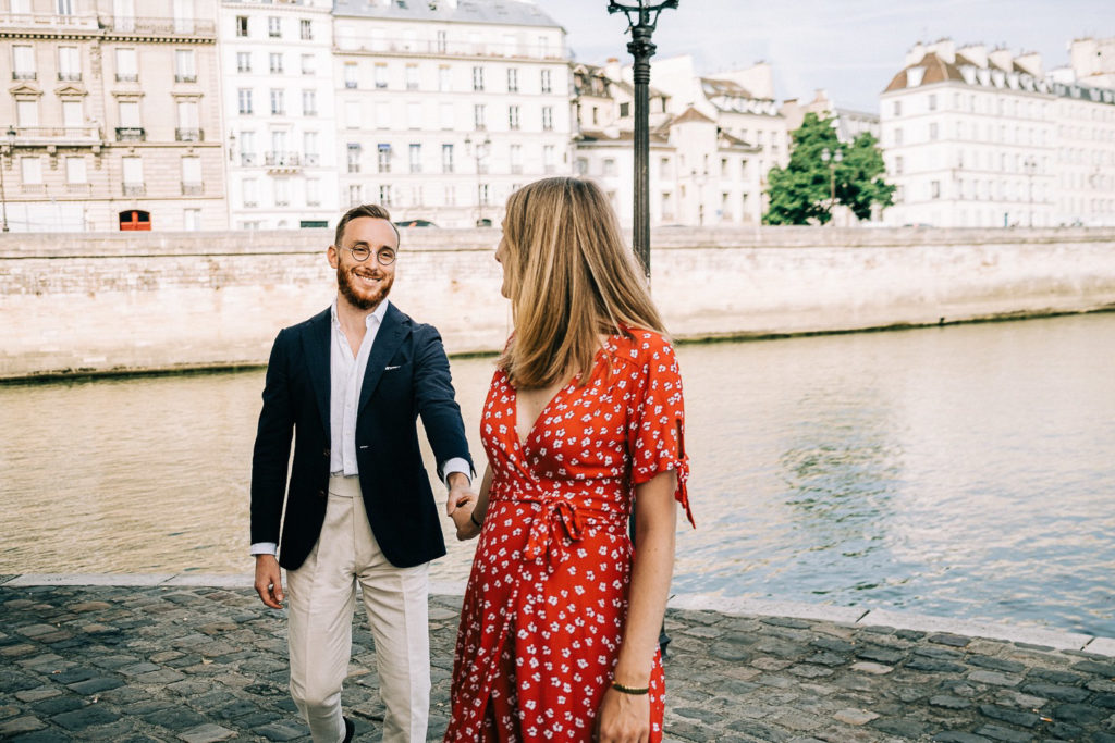 Couple chic parisien golden hour Seine Paris — Pierre Atelier photographe