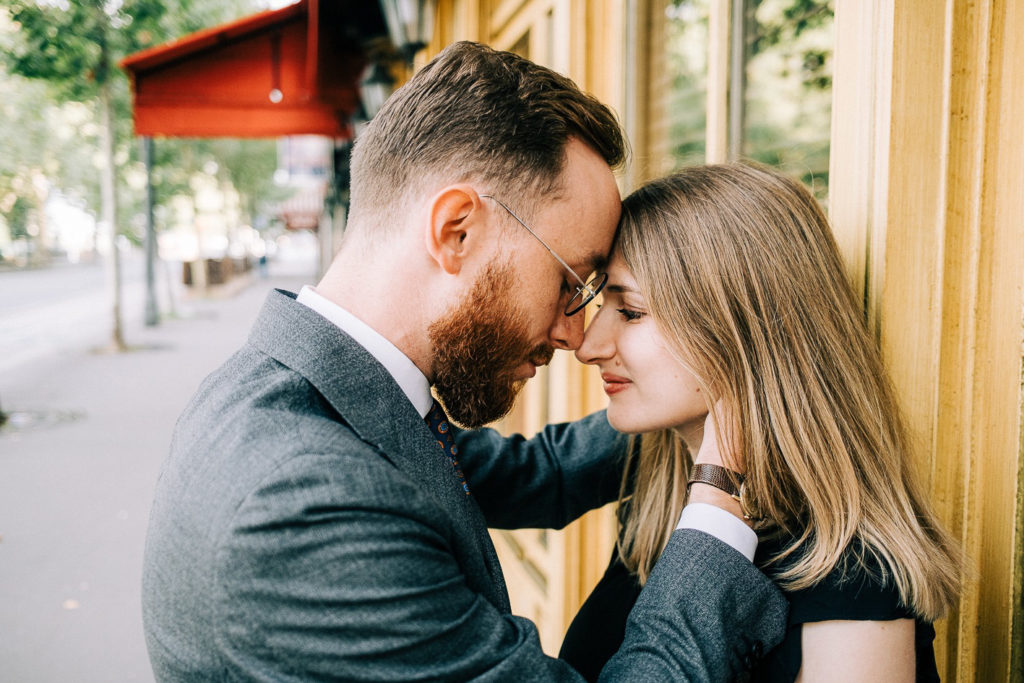 Portrait couple élégant berges Seine Paris — Pierre Atelier photographe couple
