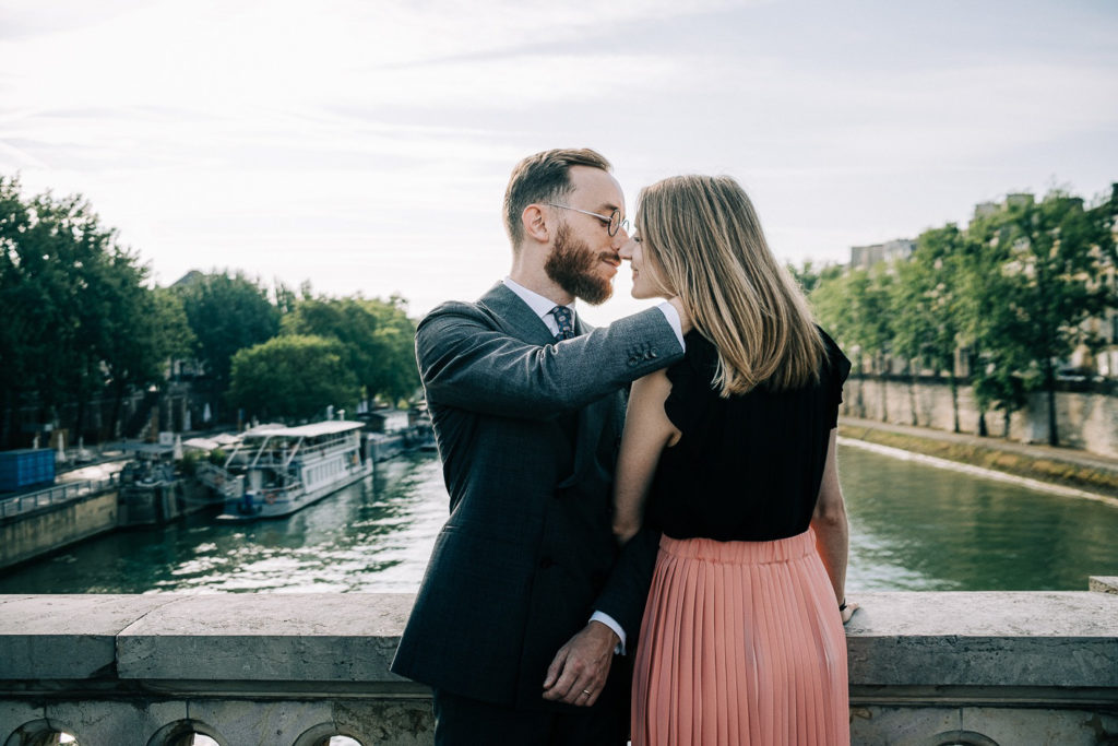 Séance photo couple bords Seine Paris reflets — Pierre Atelier photographe couple Paris