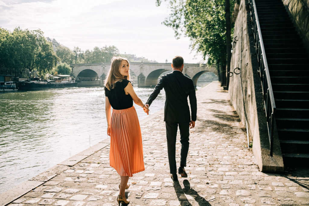 Portrait intime couple quais Seine Paris élégant — Pierre Atelier photographe