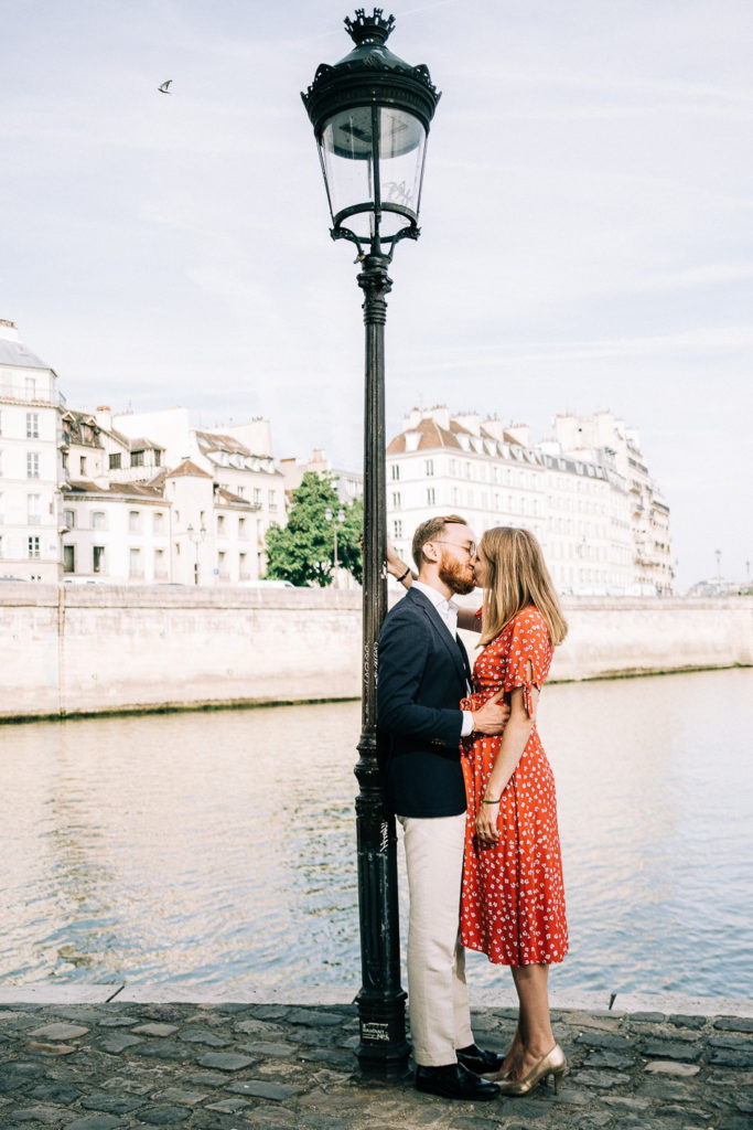 Portrait intime couple quais Seine Île Saint-Louis Paris — Pierre Atelier photographe couple