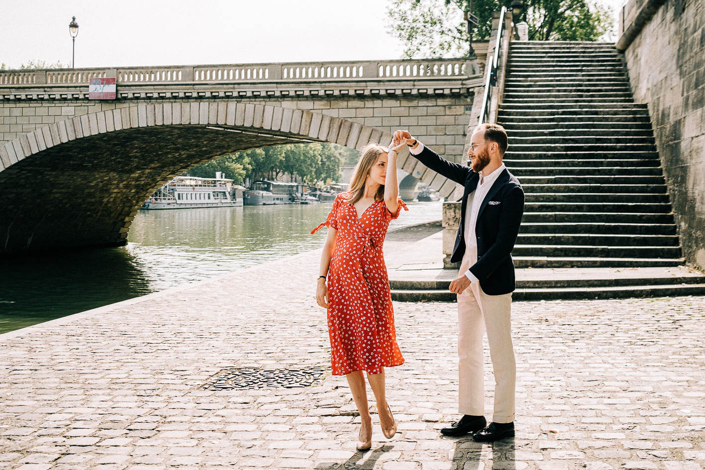 Séance couple élégant Paris bords Seine intimiste — Pierre Atelier photographe