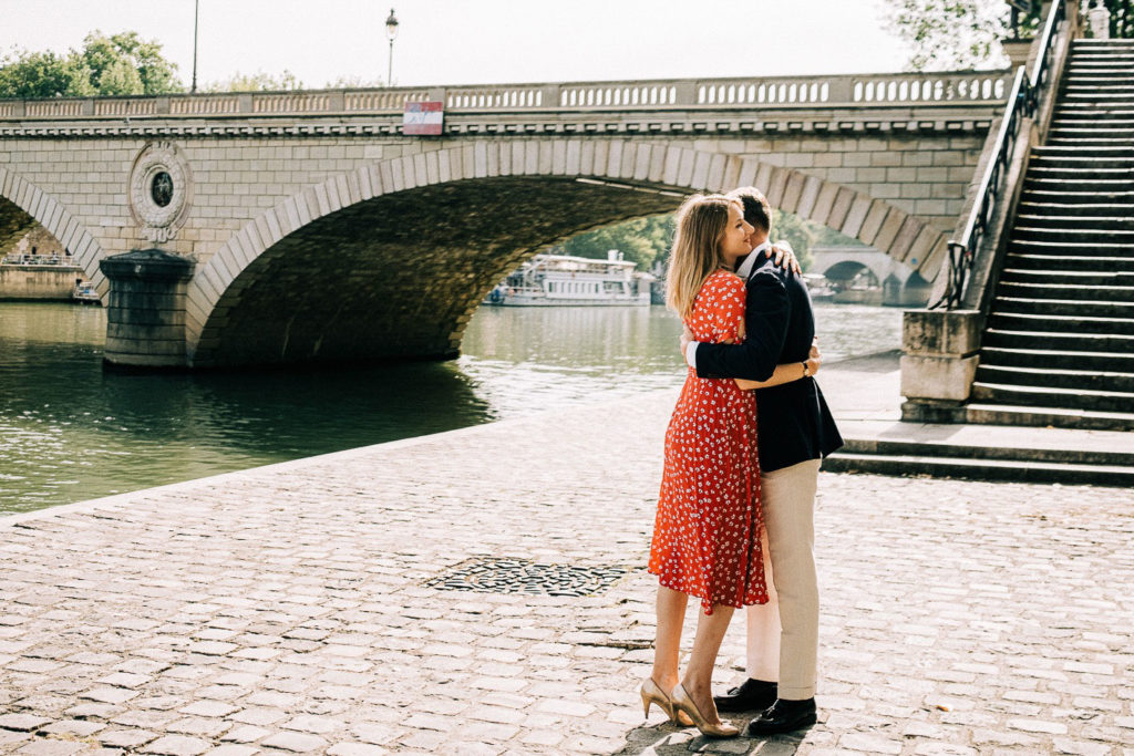 Couple parisien moderne portrait quais Seine Paris — Pierre Atelier photographe couple Paris