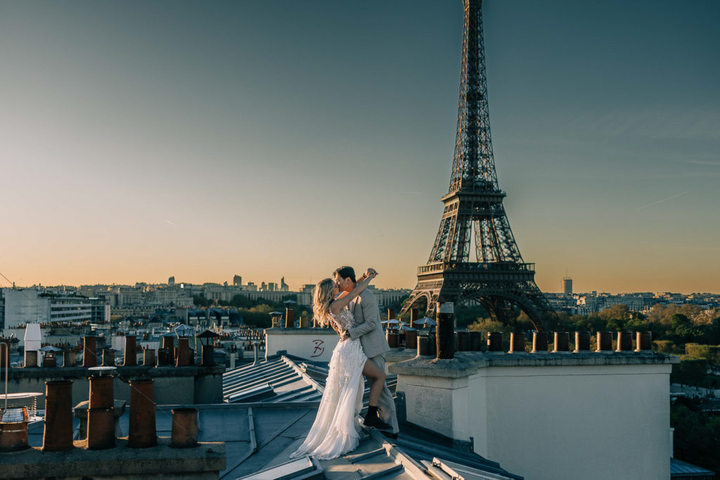 Mariés vue panoramique Paris toits golden hour — Pierre Atelier photographe mariage Paris