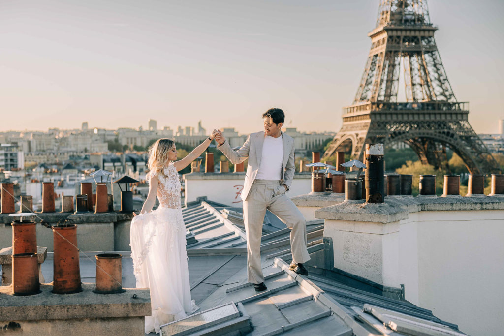 Mariés Tour Eiffel toits Paris coucher soleil — Pierre Atelier photographe
