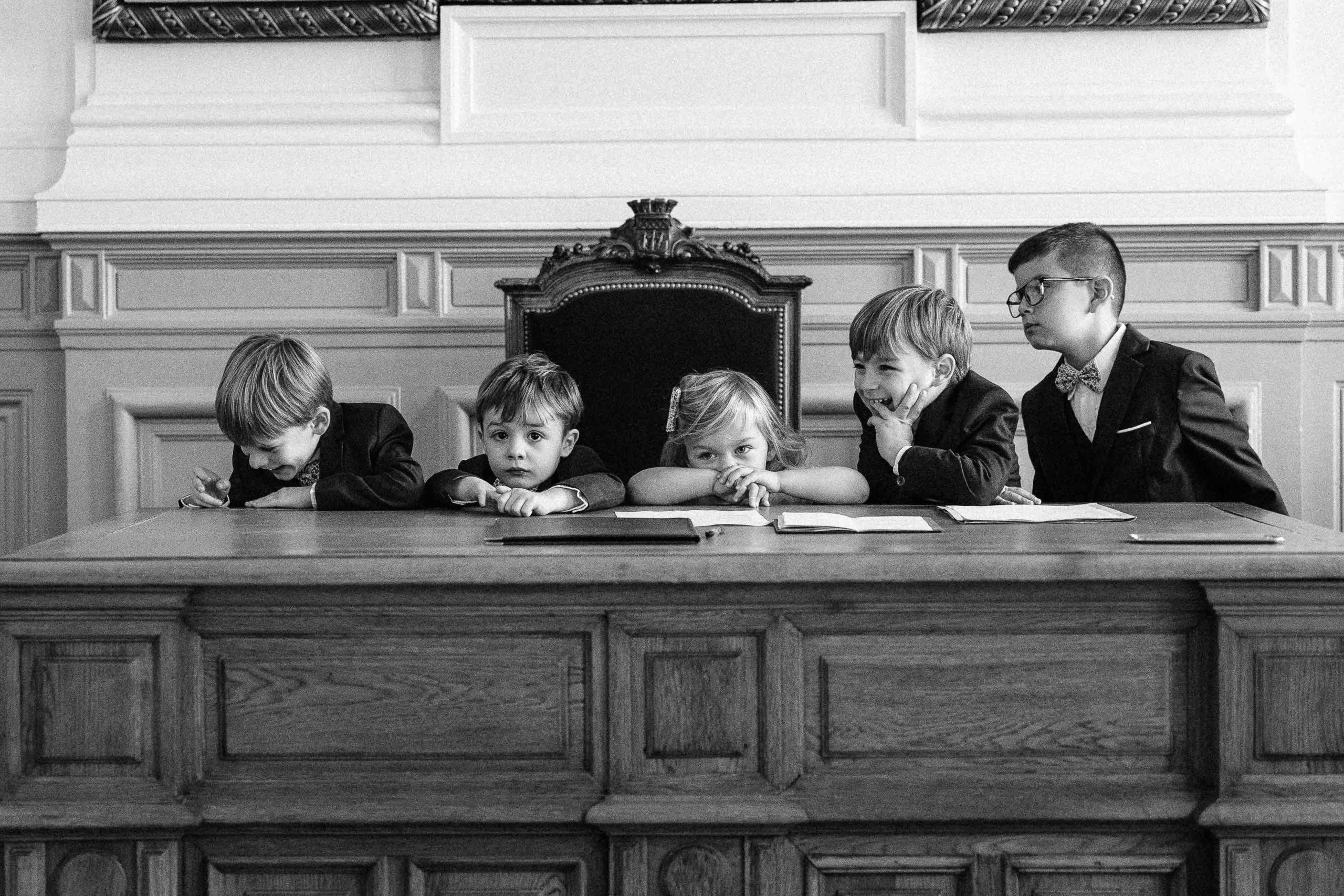 Enfants derrière bureau du maire mariage civil Paris — Pierre Atelier photographe mariage