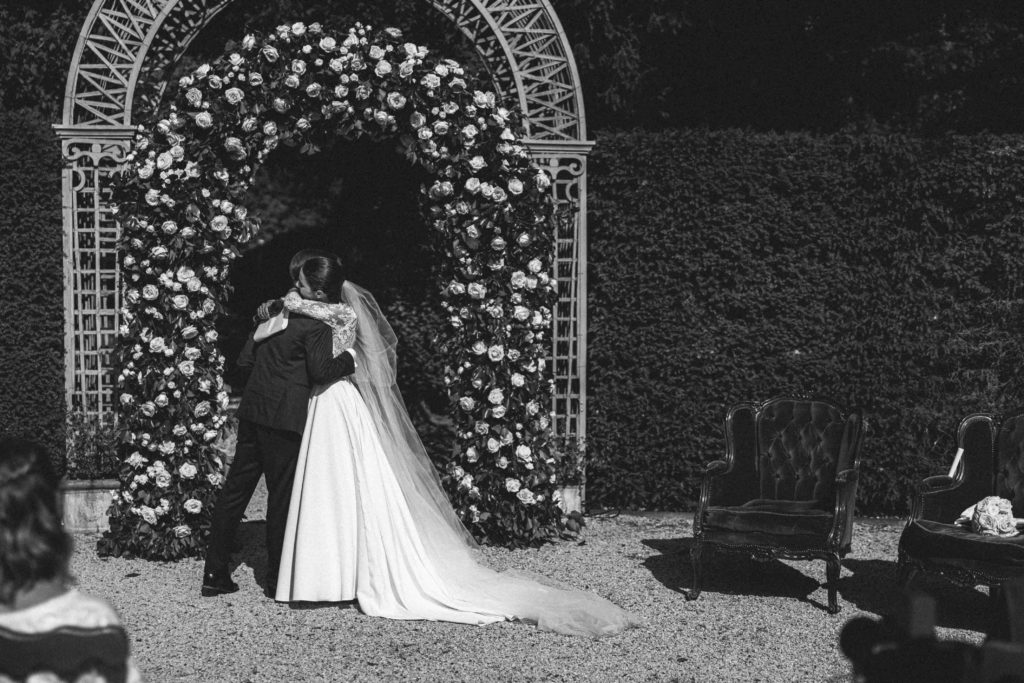 Lumière jardins Le Nôtre cérémonie Domaine Chantilly — Pierre Atelier photographe mariage Paris
