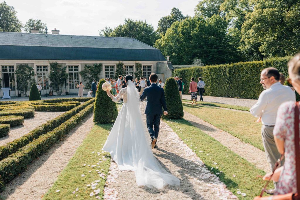 Embrassades sortie cérémonie jardins Château de Chantilly — Pierre Atelier photographe mariage