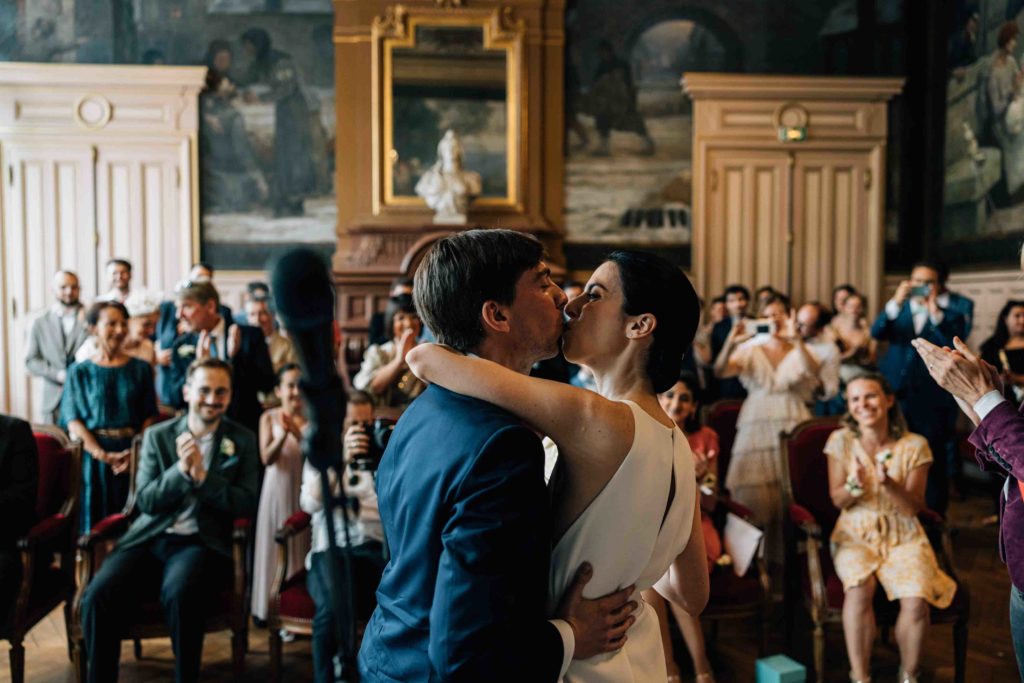 Portrait élégant couple Pont Alexandre III Seine Paris — Pierre Atelier photographe mariage