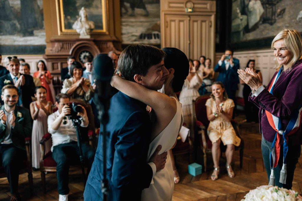 Portrait élégant couple Pont Alexandre III Seine Paris — Pierre Atelier photographe mariage
