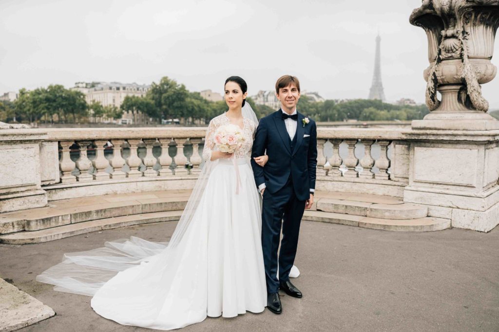 Portrait intime couple Château de Chantilly grand canal — Pierre Atelier photographe mariage Paris
