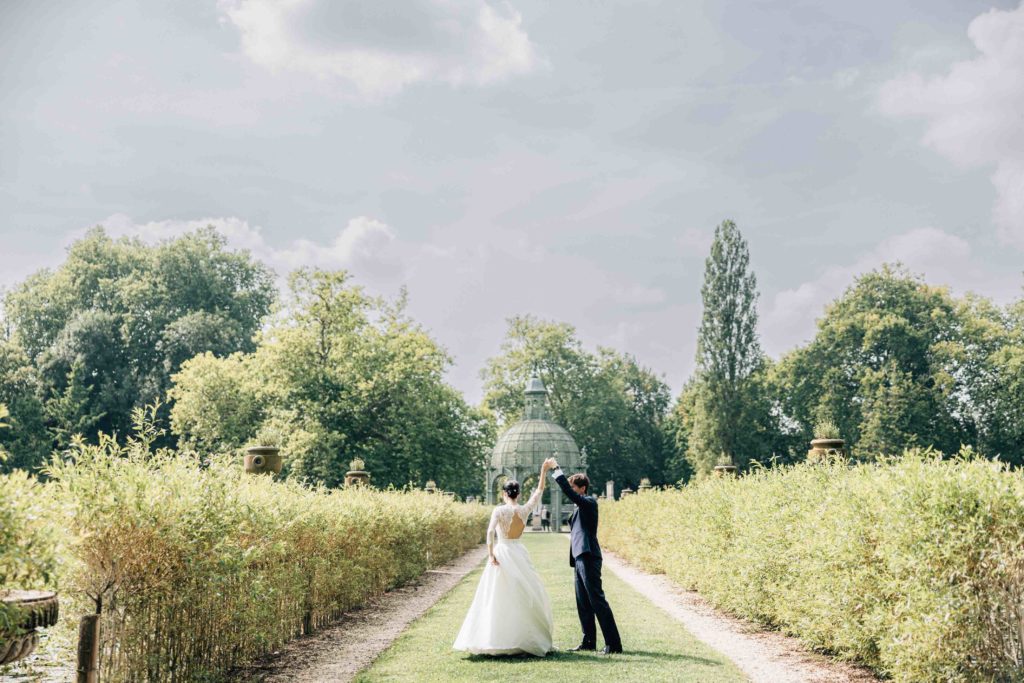 Portrait romantique mariés Château Chantilly Oise — Pierre Atelier photographe mariage Paris