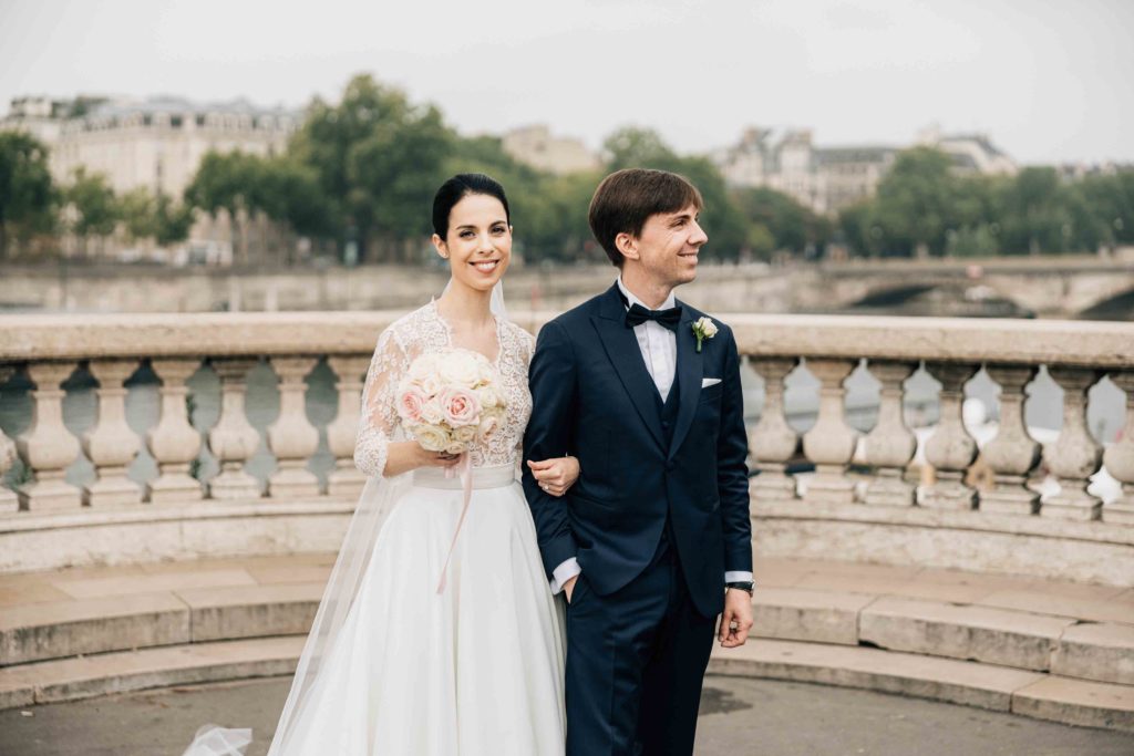 Portrait couple Pont Alexandre III Paris mariage Chantilly — Pierre Atelier photographe mariage