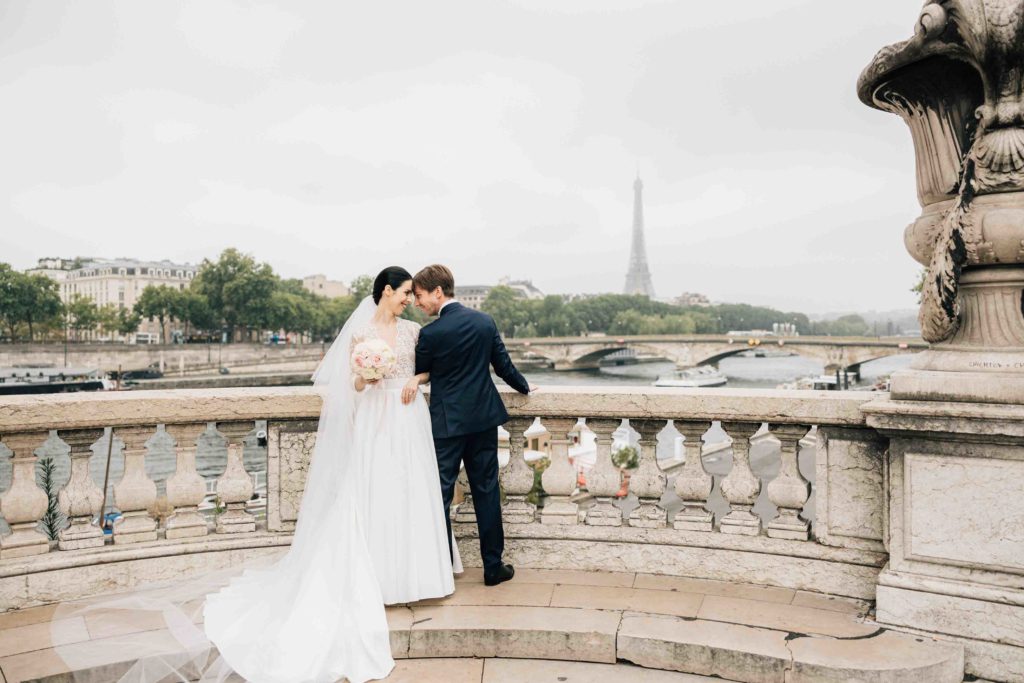 Séance couple Pont Alexandre III Paris dorures — Pierre Atelier photographe