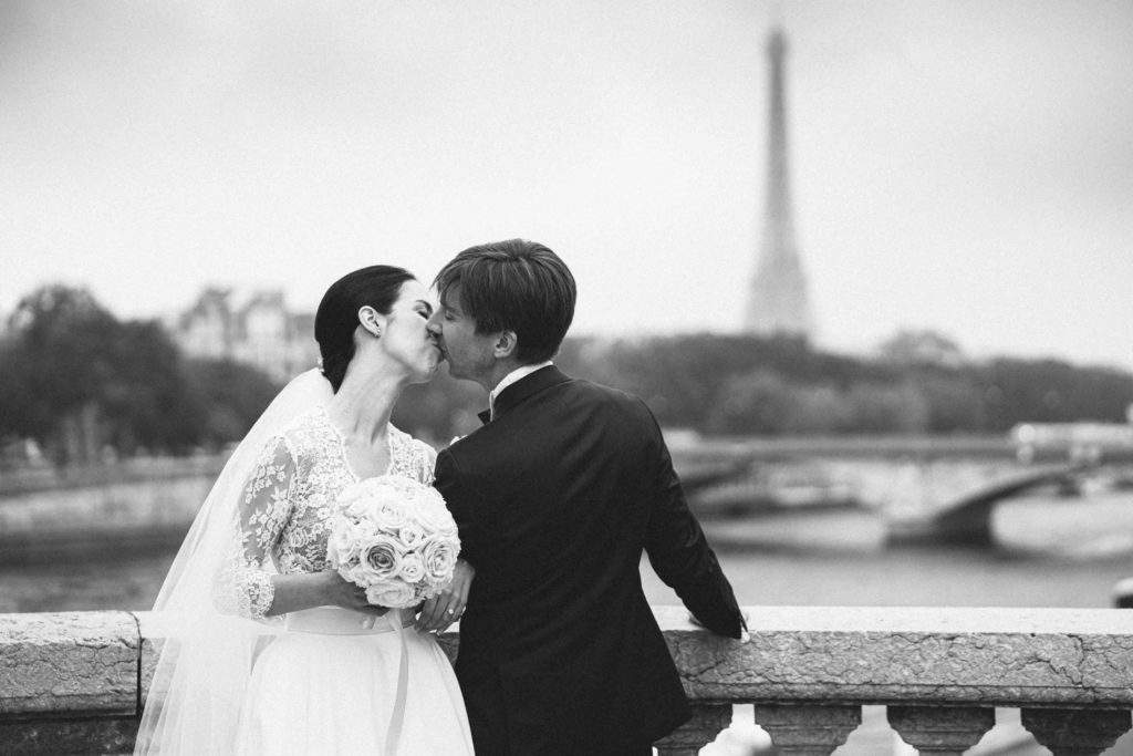 Portrait intime couple Château de Chantilly grand canal — Pierre Atelier photographe mariage Paris