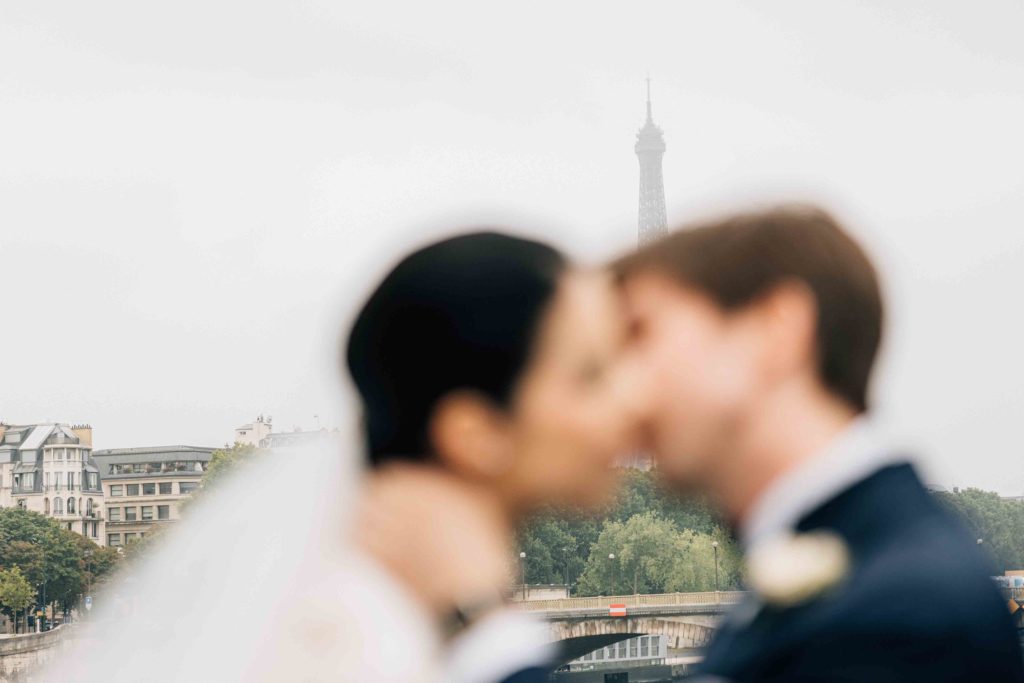 Portrait intime couple Château de Chantilly grand canal — Pierre Atelier photographe mariage Paris