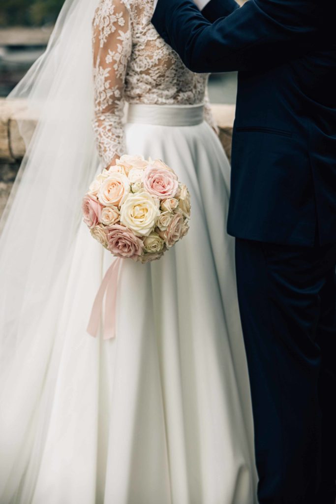 Lumière dorée mariés jardins Domaine Chantilly — Pierre Atelier photographe