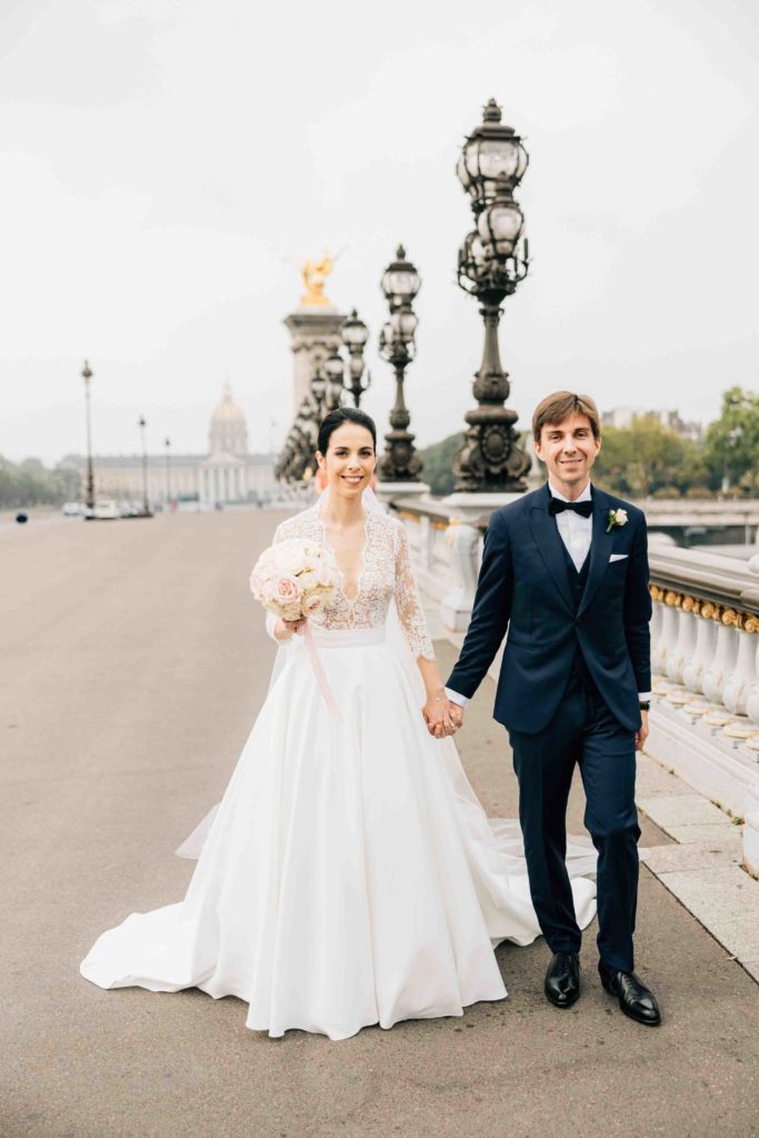 Golden hour portrait couple Château de Chantilly — Pierre Atelier photographe mariage