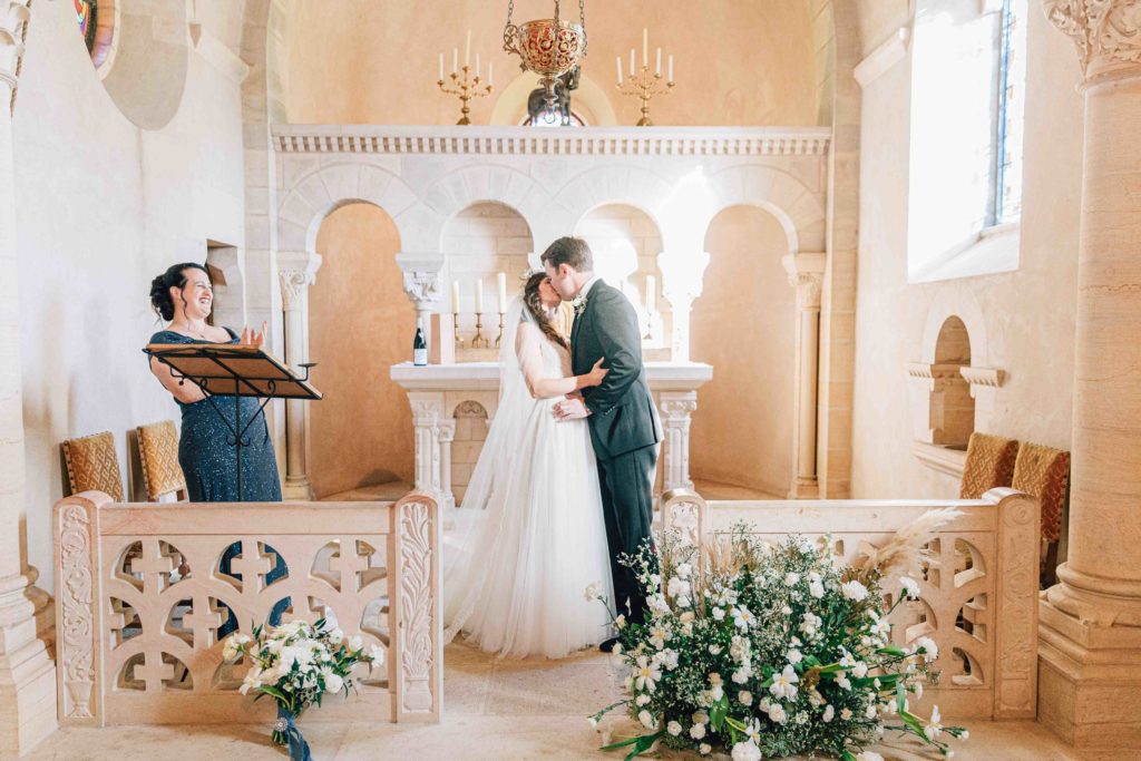 Sortie chapelle confettis Château de Varennes Bourgogne — Pierre Atelier photographe mariage