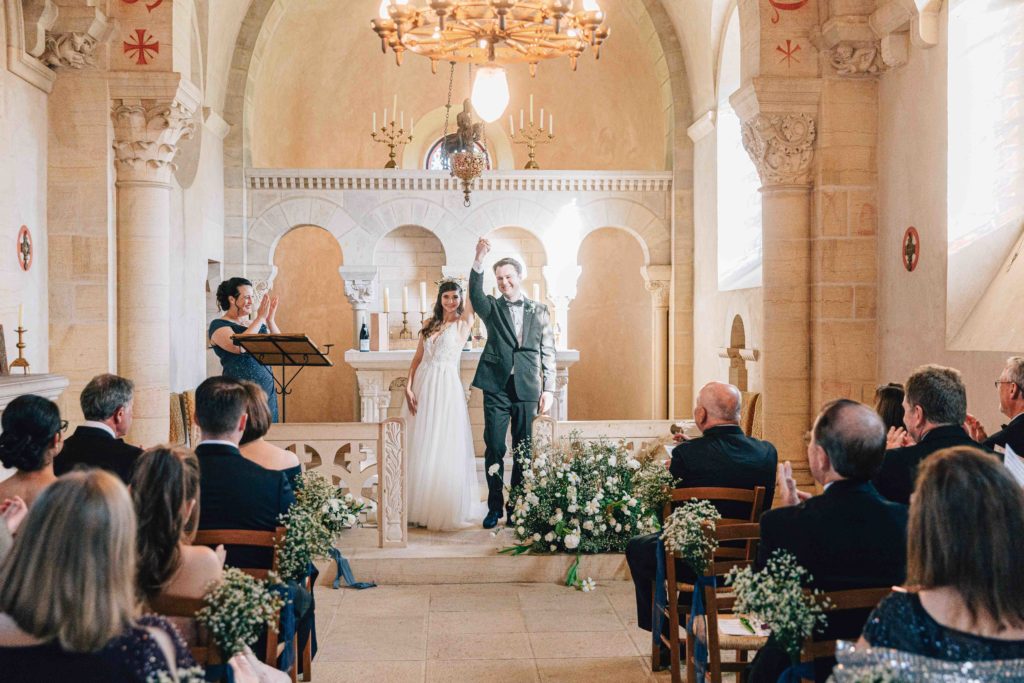 Embrassades sortie chapelle Château Varennes mariage franco-américain — Pierre Atelier photographe