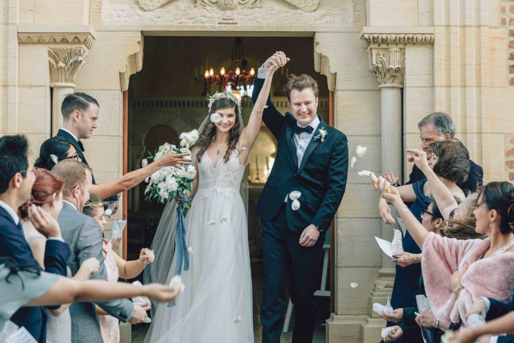 Mariés sortie chapelle privée Château de Varennes parc — Pierre Atelier photographe mariage