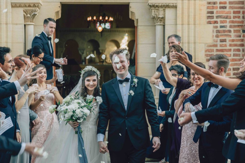 Invités sortie chapelle Château Varennes Saône-et-Loire — Pierre Atelier photographe mariage Paris