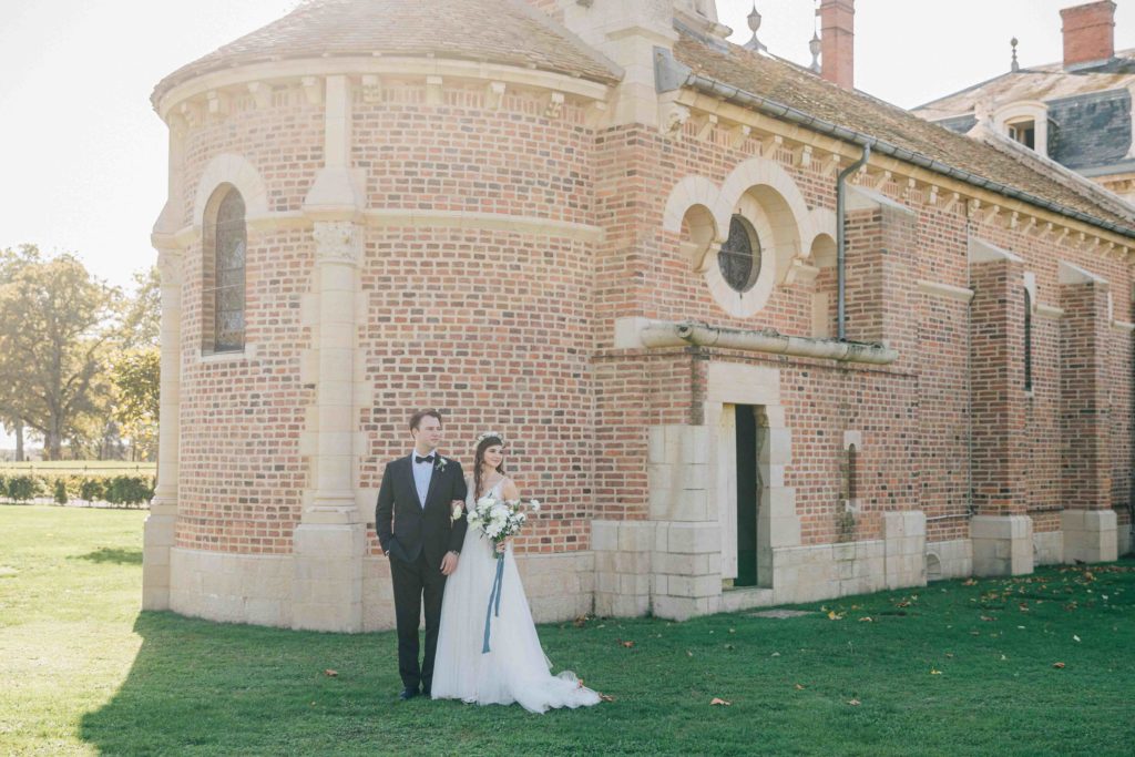 Mariés chapelle privée Château de Varennes Bourgogne — Pierre Atelier photographe mariage