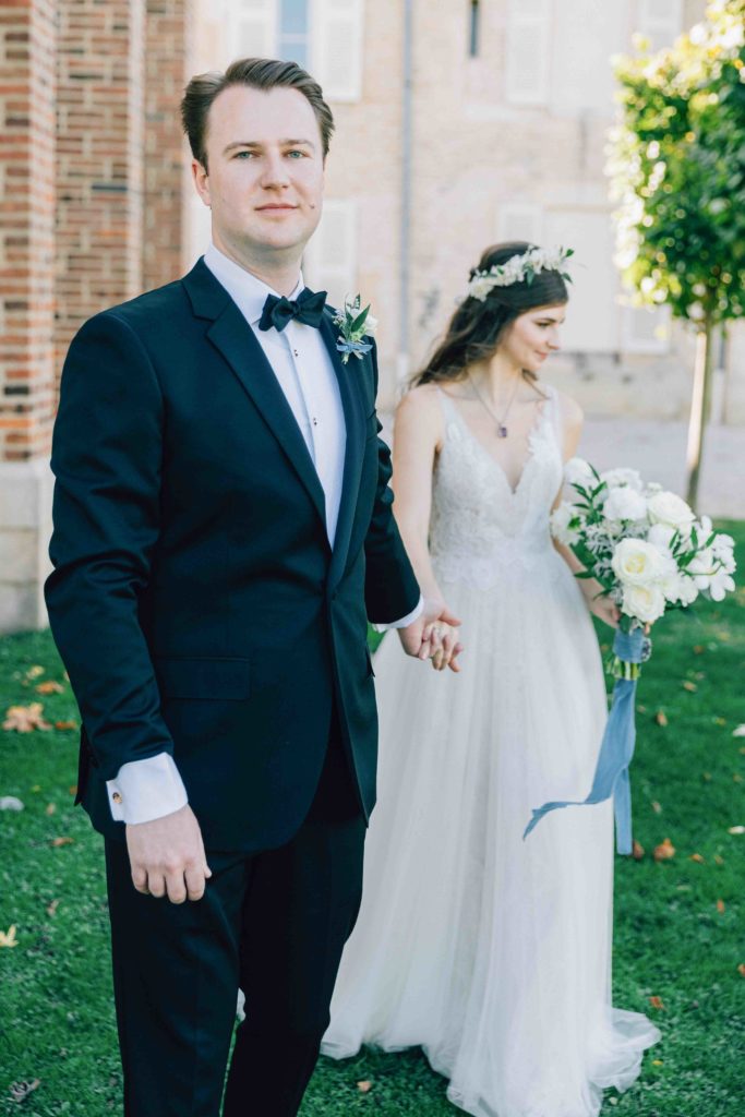 Golden hour portrait couple Château de Varennes Bourgogne — Pierre Atelier photographe mariage