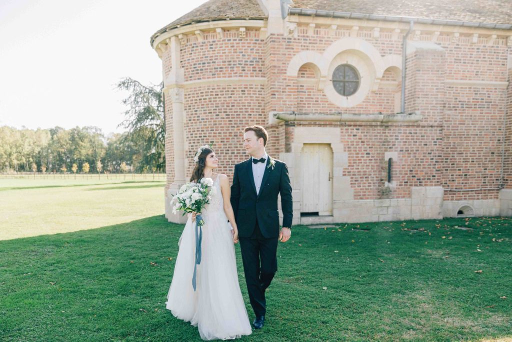 Portrait couple mariage Château de Varennes parc Bourgogne — Pierre Atelier photographe mariage