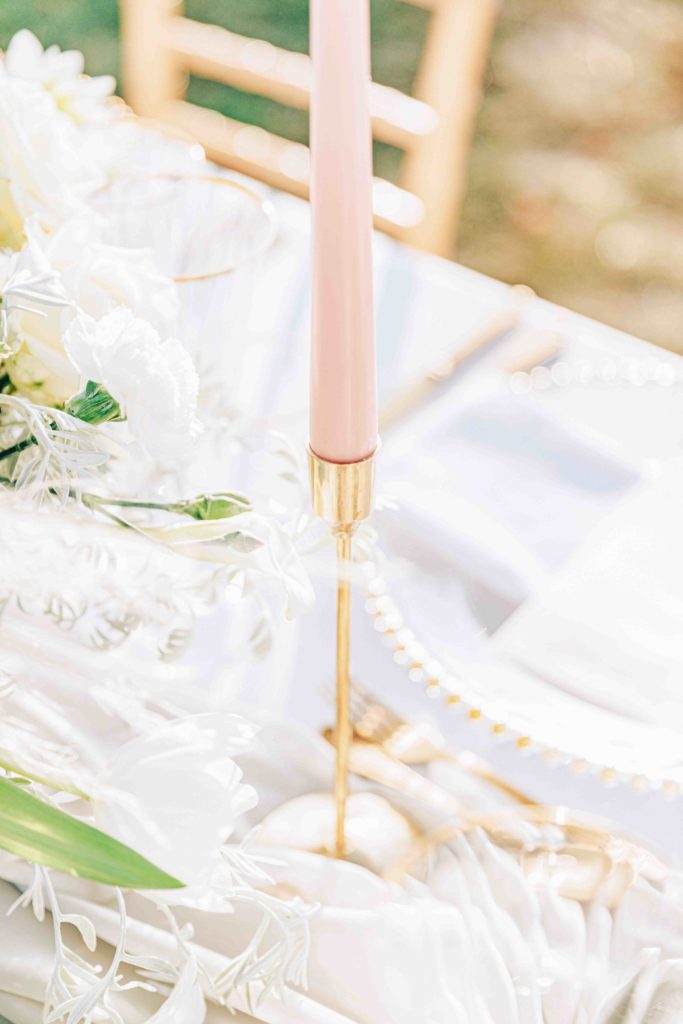 Composition florale table Orangerie Château de Varennes — Pierre Atelier photographe mariage
