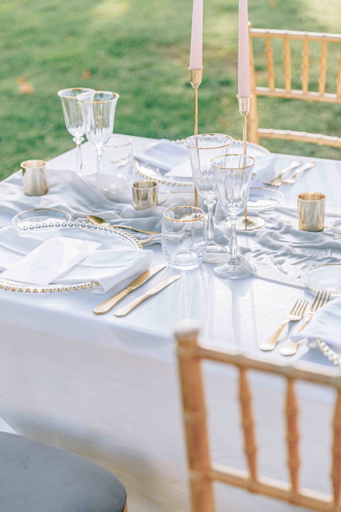 Détail assiette nappe table mariage Château Varennes — Pierre Atelier photographe
