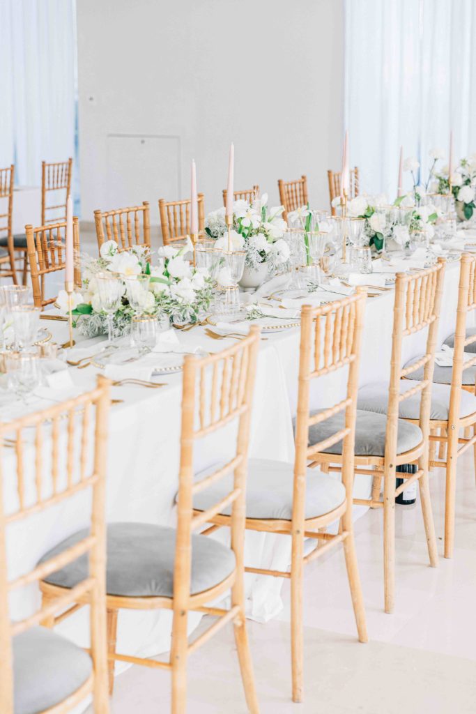 Couverts dorés table mariage Château Varennes destination — Pierre Atelier photographe mariage Paris